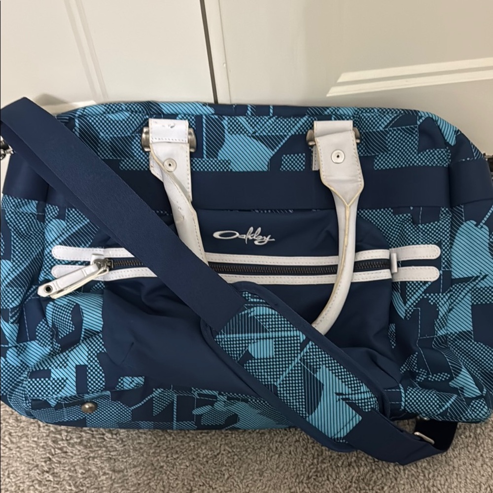 Oakley Retro Weekender Shoulder Bag with Structured Design